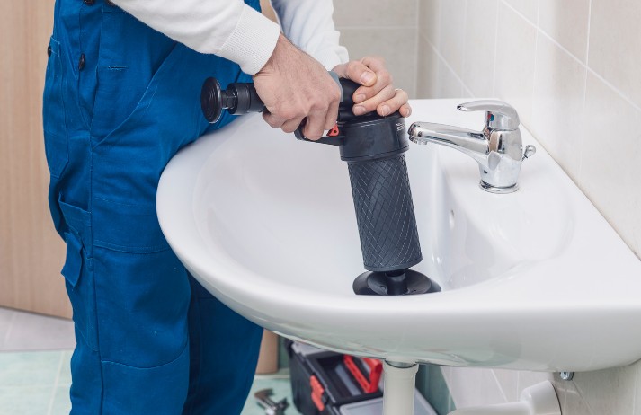 Pistola de aire a presión usada para desatascar un lavabo en el baño de unas oficinas de Las Palmas