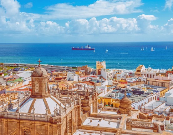 Torre de la Catedral de Santa Ana con el puerto de Las Palmas al fondo