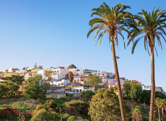 Barrio residencial en ladera con casas de colores en Las Palmas de Gran Canaria